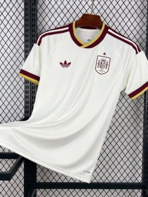 Vit Spanien Adidas fotbollströja - Snygg vit fotbollströja från Adidas med Spaniens landslagsemblem på bröstet. Tröjan har vinröda och gula detaljer på krage och ärmslut samt Adidas-logga på framsidan. Tillverkad i lätt och ventilerande material, perfekt för träning eller match. Finns i storlekar från M-L!!! Fraktar inom en dag!!!