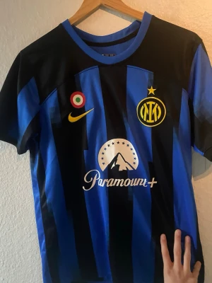 Inter fotbollströja  - Säljer min Inter fotbollströja. Passar storlek S-M. Tröjan är i bra skick och har inga konstigheter. Var inte rädd att diskutera tröjan eller priset.