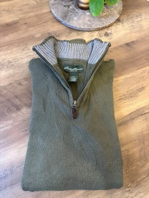 Skön Quarter Zip För Män - Skön Quarter Zip För Män. Storleken är M och är helt ny aldrig använd. Perfekt för någon som vill se stilig ut på ett bra pris. Priset kan dock diskuteras. Sjukt bra material. Välkommen att ställa frågor😁
