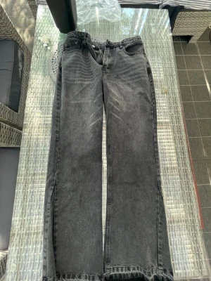 Zara flared jeans  - Detta är ett par flared Jeans från Zara säljer pga fel storlek och kan inte lämna tillbaka det är en size L och är it använd