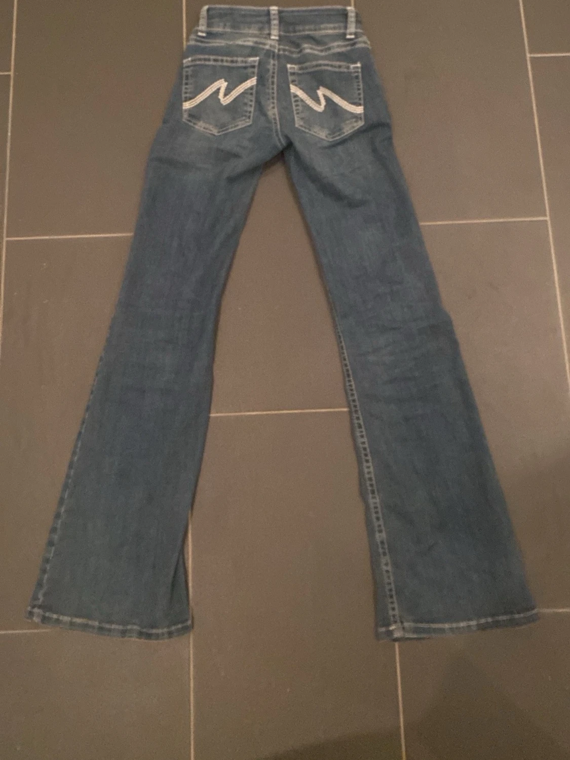 Blå bootcut jeans från Nelly - 3