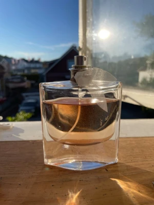 La vie est Belle parfym - 75 ml, har tappat bort locket