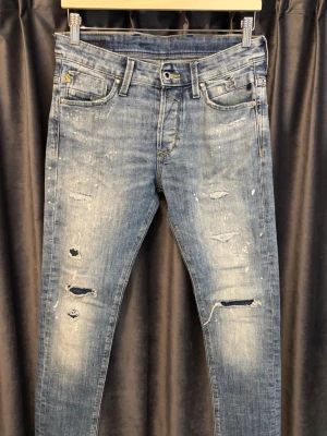 Jack&jones jeans - SLIM GLENN  - Jack n Jones jeans - skick 8/10, fint skick, möjligtvis nån fläck men som går att få bort - storlek 28/30 - grymt snygga jeans med schyssta slitningar och som sitter väldigt bra, för ett magiskt pris - hör av er vid frågor🤝