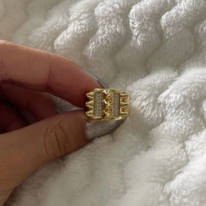 Edblad liknande ring  - Säljer den här Edblad liknande ringen i guld. Den är justerbar så går att ändra storleken. Säljer den för att jag mer är en silver tjej så använder inte guld så mycke.💛