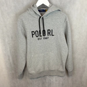 Ralph Lauren hoodie  - Toppskick! Modellen är 185 och bär M, passar S