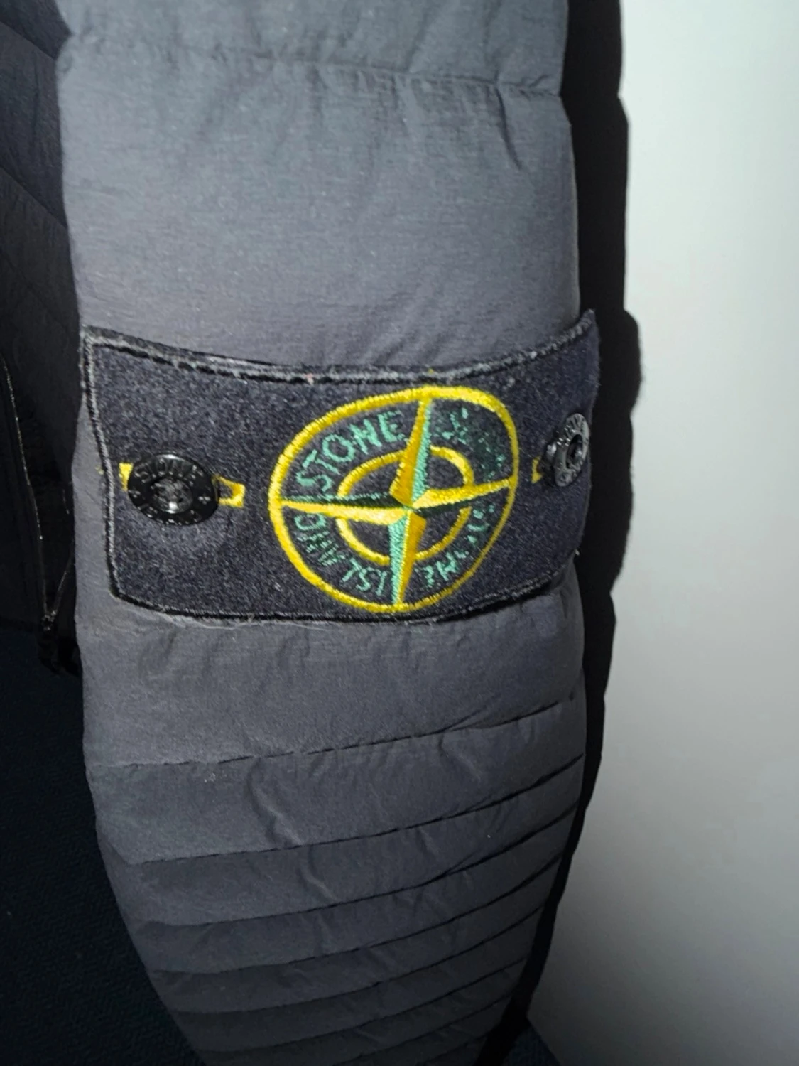Svart pufferjacka från Stone Island - 1