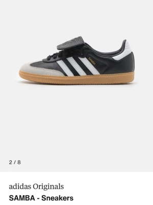 adidas Samba svart/vit sneakers - Super coola och fina adidas Samba. Super sköna och fint skick!  Storlek 40 2/3.              Skriv för fler bilder.