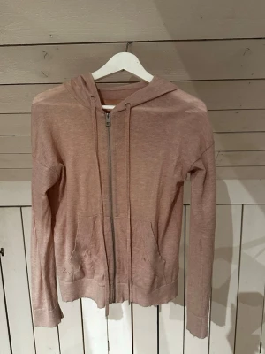 Ljusrosa hoodie från Zadig & Voltaire - Cashmir hoodie från Zadig Voltaire. Ljus rosa färg och paljett detalj se sista bild. Har en svar defekt som förmodligen går bort i tvätt, syns knappast (kom priv för bild)