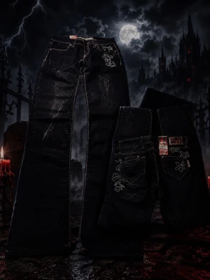 Svarta bootcut-jeans med brodyr - Waxed hysteric type 100%cotton its like brand new tag still on