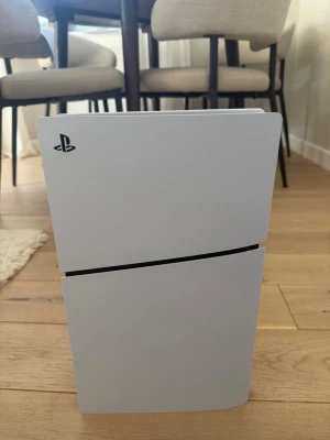 PlayStation - Säljer mitt sparsamt använda ps5 då mitt stora fokus är på basketen och jobbet, allt ingår Ps5 Ps5 original vit kontroll Laddare till kontroll  Strömkabel till ps:t Hdmi kabel Lan kabel för bättre spelupplevelse online
