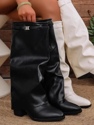 Svarta slouchy stövlar i skinnimitation - Säljer ett par svarta slouchy stövlar med bred skaft och låg klack. Tillverkade i glansig skinnimitation och dekorerade med ett diskret metallspänne upptill. Stövlarna har fyrkantig tå och trendig oversized look som passar perfekt till höstens outfits.