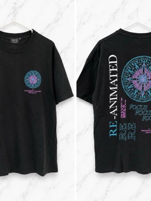 BoohooMAN t-shirt i storlek M  - Modern och unik design med stilrena detaljer både fram och bak som verkligen sticker ut. Perfekt för streetwear, vardag eller sommarfits 👌  ✅ Märke: BoohooMAN ✅ Storlek: M ✅ Bra skick ✅ Bekväm passform och mjukt material ✅ Trendig design med snygga färgdetaljer  En clean och stilfull t-shirt som passar perfekt till jeans, cargos eller shorts 