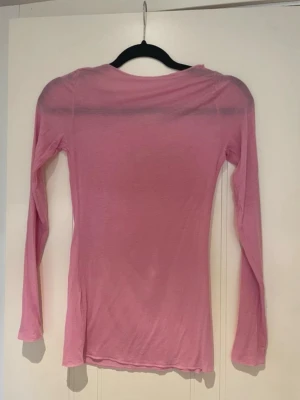 Intimissimi Kashmir topp - oppen har en enkel och slim passform med rund halsringning och är perfekt att ha som lager. Superskön och stilren basic för garderoben🥂