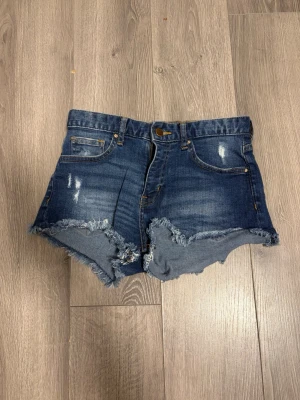 Shorts - Snygga jeansshorts i bra skick, sitter bra på folk runt 170 ⭐️