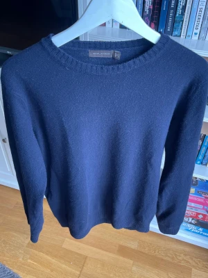 Oscar Jacobson stickad Kashmir tröja mörkblå  - Riktigt clean stickad Kashmir tröja från Oscar Jacobson i mörkblå färg 😮‍💨 Perfekt om du gillar stilrent och lite mer classy fits.  • Oscar Jacobson • Mörkblå/navy • Stickad & mjuk kvalitet • Minimalistisk look • Perfekt till höst/vinter • Passar både casual och uppklätt  Sjukt enkel att matcha med jeans, kostymbyxor eller cargos 👌  💰 Pris: 599 kr 📍 skickas  