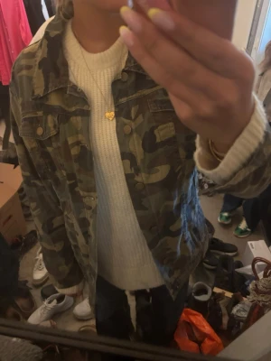 Camo jeansjacka  - Snygg jeansjacka i camouflage-mönster med klassisk krage och knappstängning framtill. 