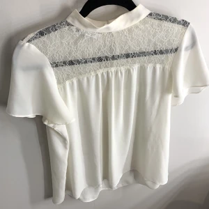 Vit blus från zara  - Säljer denna jättesöta blus med spets och utsvängda armar från Zara❤️använd vid några enstaka tillfällen men är i jättebra skick❤️storlek M men passar S. 