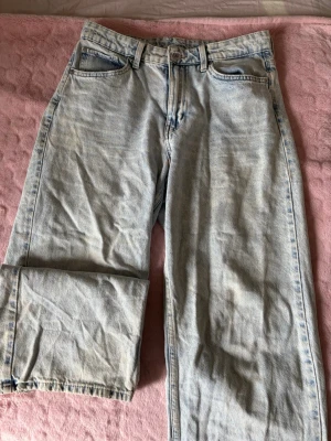 Ljusblå loose fit jeans från &Denim - Ljusblå jeans med loose straight passform och hög midja från &Denim. Klassisk femficksmodell i mjuk denim med raka ben och avslappnad vibe. Perfekta för en chill och trendig look.