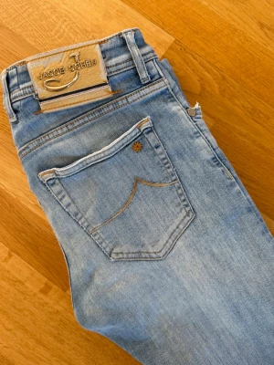 Jacob Cohen jeans - Ett par sjukt snygga Limited Edition jeans. | Använt skick men mycket kvar att ge, liten fläck som visas. Riktigt snygg patch med silvriga detaljer. | Hör av er vid frågor!🌟