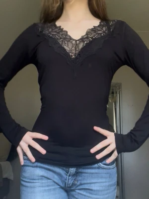 Spets tröja  - Super fin spetströja som är perfekt för vardagen och utekvällar. Storlek S men skulle säga passar S-M. Super skönt material, prislapp kvar! Nypris: 350kr. Långärmad med v-ringad