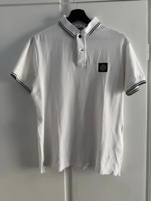 Stone Island piké - Vit pikétröja från Stone Island passar perfekt nu till sommaren. Priset kan diskuteras vid snabb affär!