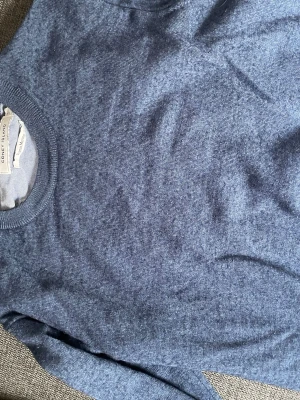 Blå stickad tröja från coney Island  - Snygg blå stickad tröja från Coney Island i merino ull. Storlek s/xs. Pris 129kr