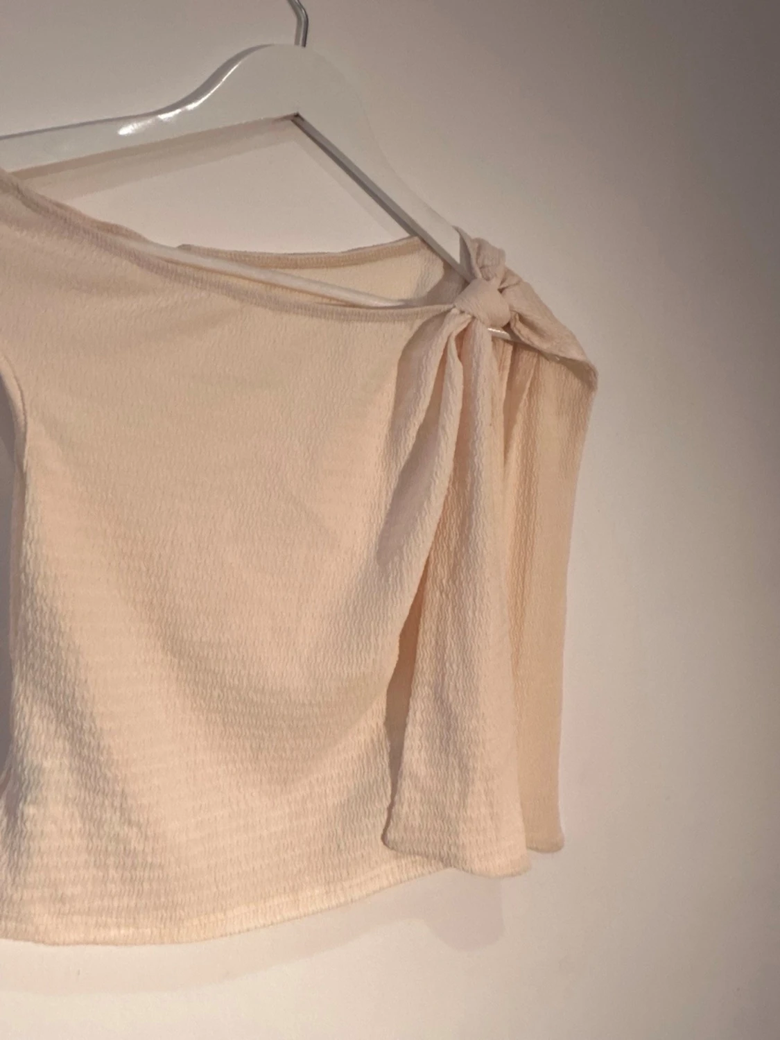 Beige oneshoulder topp med knyt - 1