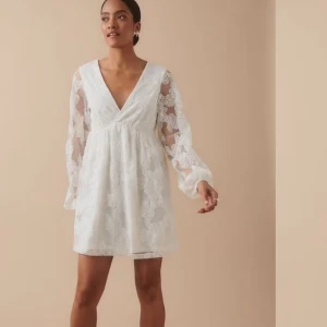 Vit klänning  - Superfin klänning från Gina Tricot ä, endast använd vid en avslutning förra året🩷skriv vid funderingar och kom gärna med prisförslag! Perfekt nu inför avslutningar och student!