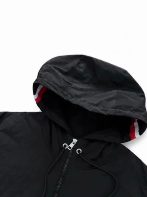 Moncler windbreaker - Tjena👋 säljer min helt nya moncler windbreaker eftersom den passade inte mig. Jackan har fungerande nfc och är Size 2. Om du har några frågor kan du alltid skriva och priset kan diskuteras.