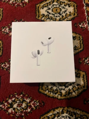 Apple AirPods Pro 2 trådlösa hörlurar - Säljer ett par vita Apple AirPods Pro 2 med stilren design och silikonproppar för bästa passform. Hörlurarna är trådlösa och levereras i originalförpackning. Perfekta för musik, samtal och träning med grymt ljud och brusreducering.