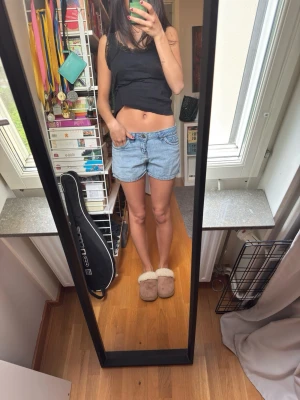 lågmidjade jeansshorts - superfina lågmidjade jeansshorts köpta på en vintage marknad i italien. säljer då de tyvärr är lite stora på mig💕💕