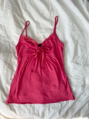 Rosa babydoll topp  - Jättefin babydoll formad topp med spets detaljer och knytning framtill, strl M // längd från armhålan: 41cm 
