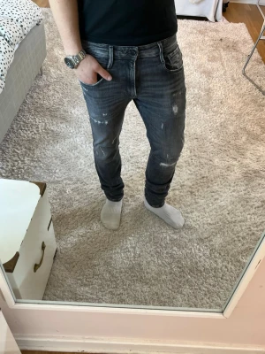 Replay jeans med slitningar  - Replay anbass Jeans | skick 9/10 | Storlek 31/32 | Pris - 549kr | Modellen är ca 180cm lång | Hör av dig vid minsta fråga eller fundering!!
