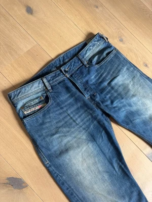 Diesel flared jeans  - Säljer dessa snygga diesel flared jeans för endast 349kr. Dem är i storlek 34/32 och i modell zatiny. Skicket är väldigt bra utan några defekter. Om ni har några frågor så är det bara att höra av sig!!