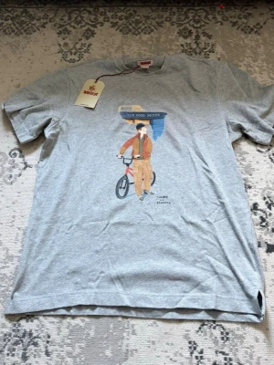 Baracuta x mister slowboy ”The good mixer” tshirt - Helt ny grå t-shirt från Baracuta i samarbete med illustratören Mister Slowboy. Motiv av 'The Good Mixer' i London. Prislappen sitter kvar. Samlarobjekt för den som gillar märket!  Storlek M