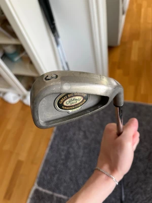 Callaway Great Big Bertha järnklubba - Callaway Great Big Bertha järnklubba, modell 3, med tungstentitanium. Klassisk silverfärg och svart detalj på klubbhuvudet. Perfekt för golfentusiasten som vill ha en pålitlig järnklubba i sitt set.