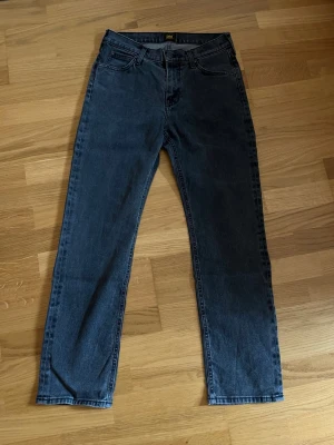 Lee jeans West - Lee jeans, knappt använda. Storlek 30x30, mörkgrå