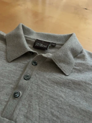 Oscar Jacobson tröja - Säljer denna tröja från Oscar Jacobson i mycket bra skick. Den är i en snygg beige färg som passar perfekt nu till sommaren. Stoleken är s men den sitter lite mindre. Har du frågor eller funderingar, hör gärna av dig.
