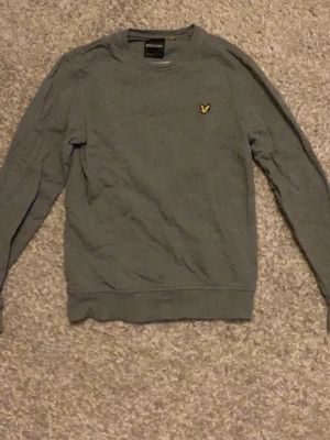 Lyle & scott tröja - Säljer en s grå sweatshirt från Lyle & Scott i bra skick och inga defekter. Hör av er vid frågor och funderingar