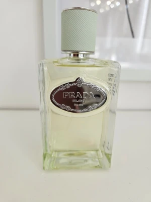 Prada Infusion d'Iris Eau de Parfum - Lyxig parfym från Prada, Infusion d'Iris, Doften har inslag av iris, neroli, mandarin och benzoe. Fast pris 🌞💐