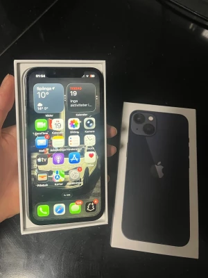  iPhone 13  - Säljer en iPhone 13 midnight färg väldigt fint skick, inga repor eller sprickor , som ny , lite kant stöt nere till höger men påverkar inte användningen alls ! Bra batteri 90%✅ 
