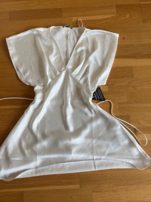 Vit satinliknande klänning från  Gina Tricot￼ – storlek 34  - ✨ Vit satinliknande klänning från  Gina Tricot￼ – storlek 34 ✨  Säljer denna superfina klänning eftersom jag köpt en annan till skolavslutningen. Klänningen är helt oanvänd och alla lappar sitter kvar, men det är tyvärr för sent att lämna tillbaka den.  • Storlek: 34 • Färg: vit • Skick: helt ny med tags kvar • Material: satinliknande tyg • Perfekt till skolavslutning, student, middag eller sommarfest 🌸  Skriv vid intresse eller om du vill ha fler bilder 💌
