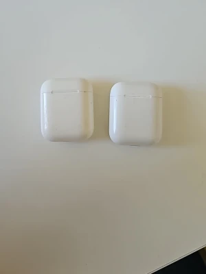 Airpods  - Två par airpods. Jag säljer båda för 500. 300kr styck. 