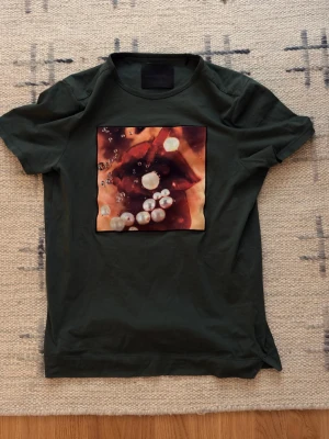 2 t-shirts från limitato  - En grön och en blå limitato t-shirt från limitato. Skickt 8/10