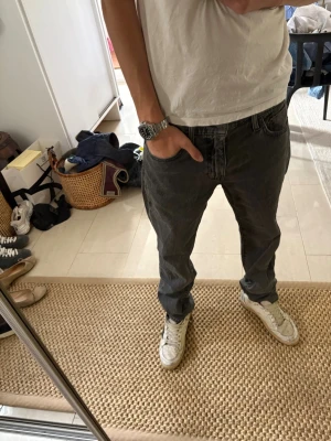 Grå loose fit Levi’s - Säljer ett par grå loose fit jeans från Levi’s använt 2-3 gånger så helt nyskick.                       W32 L32