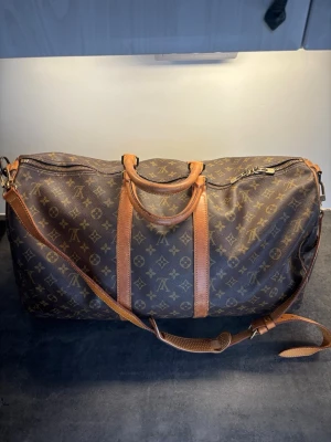Louis Vuitton Keepall | 55L - En oerhört fräsch Louis vuitton keepall | Storlek 55L | ÄKTA vanligt vintage skick, små defekter vilket e vanligt | date code : VI0930 vilket tyder på att den är tillverkad 1990 i Frankrike 