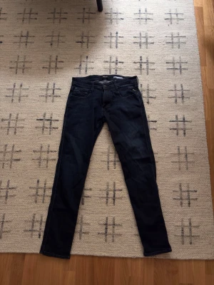 Mörkblå ambass jeans från Replay - Chill brallor från replay. Skickt 8/10