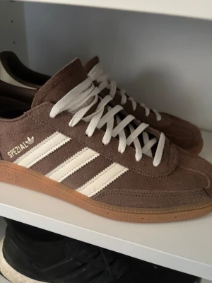 Adidas spezial bruna - Säljer dessa super snygga speziels då det aldrig används. Skicka 9.5/10 Inga defekter! Kom med bud!