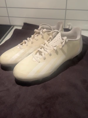 Fotbollsskor adidas  - Vita fotbollsskor av adidas i storlek 40 2/3 lite målat på baksidan som ni ser på bild 2 men knappt använda Max 5 gånger