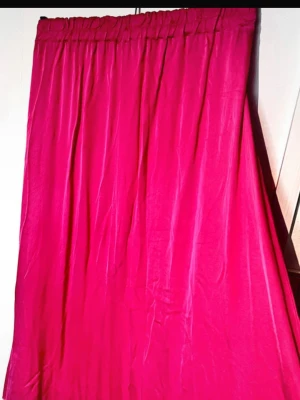 Lyxig cerise maxikjol i silkesmix ✨ (Italien) - Magisk maxikjol i intensiv cerise/hot pink! Made in Italy med superfint fall och lyster. Sval och len. Resår i midjan. Perfekt för fest & vardag! ☀️✨ Storlek: M/38✨ 30% silke, 70% viskos.                                                   Mått (plant):• Midja: ca 37cm (töjbar)• Längd: ca 93cm• Bredd nertill: ca 114cmSkick: Mycket fint yttre. Det finns mörka fläckar på insidan av tyget som absolut inte syns på utsidan när den bärs! 💖